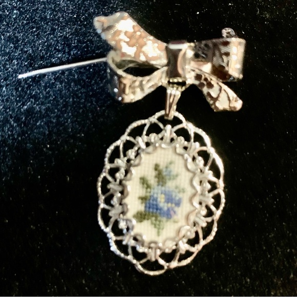 Oval Petit Point Hand Embroidery Floral Silver Tone Brooch Pin - Picture 4 of 7